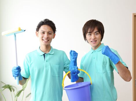 ハウスククリーニングで働く男性スタッフたち