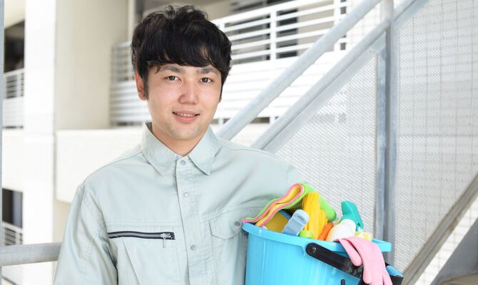 ハウスクリーニングで働く男性スタッフ