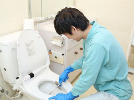トイレ掃除を行うスタッフ