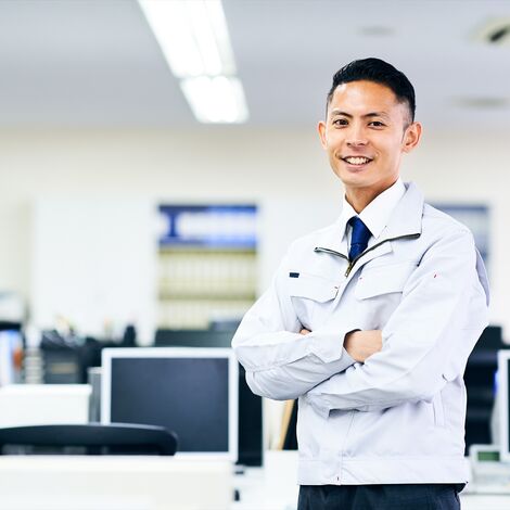 腕を組む男性スタッフ