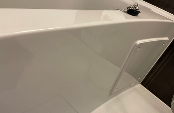 福岡で浴室の清掃をお考えの方はクリーンスタイルにお任せください。エプロン内部、鏡研磨込み。水垢やカビも徹底洗浄